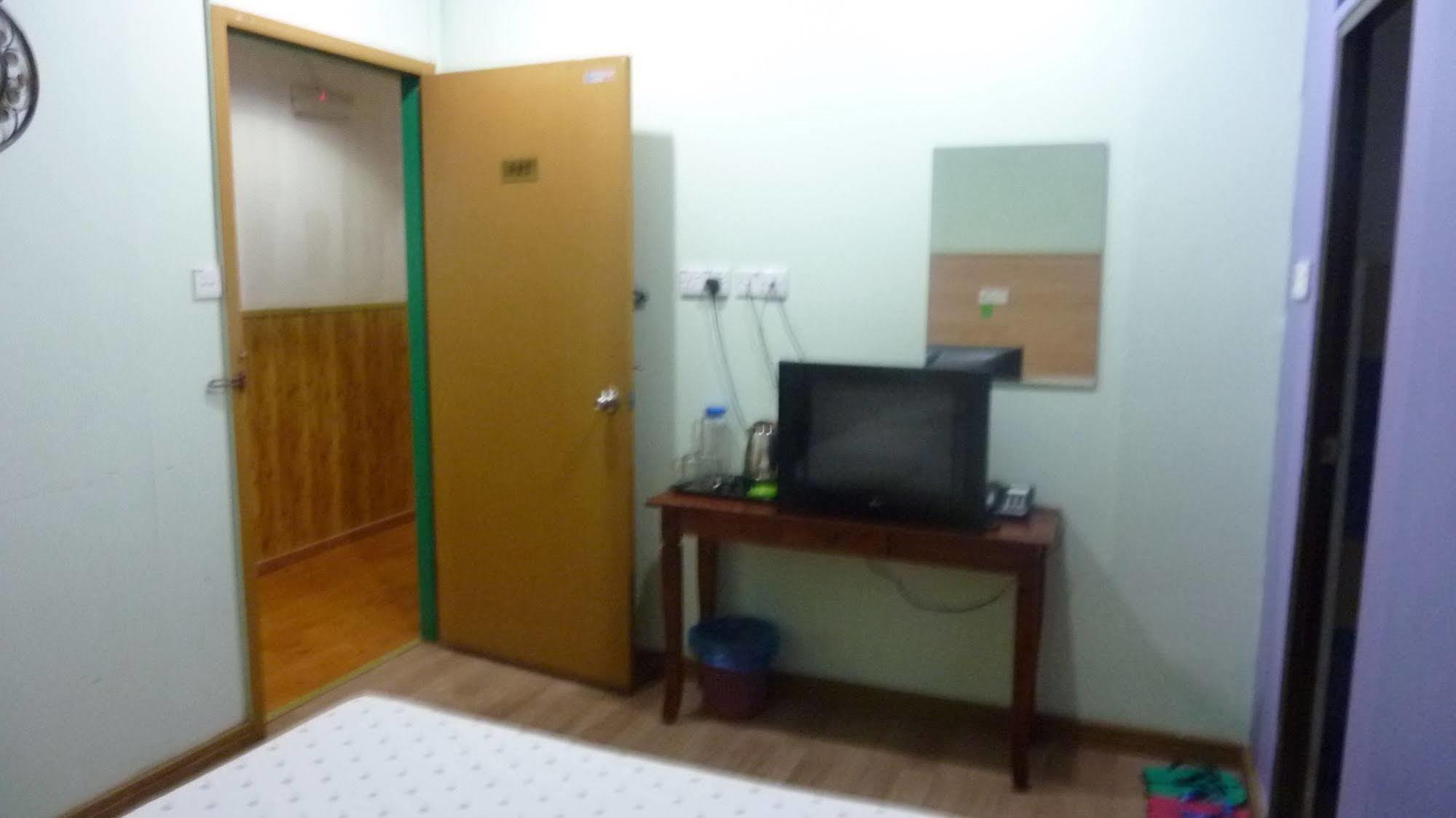 7 Hung Hung Inn Kota Kinabalu Exterior photo